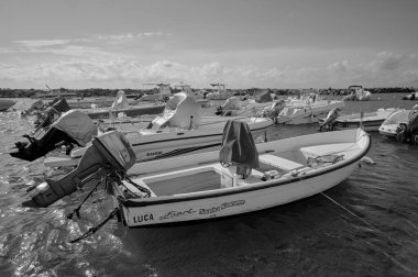 İtalya, Sicilya, Akdeniz, Punta Secca (Ragusa Eyaleti); 16 Kasım 2021, limanda motorlu tekne - EDITORIAL