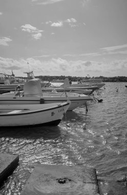 İtalya, Sicilya, Akdeniz, Punta Secca (Ragusa Eyaleti); 16 Kasım 2021, limanda motorlu tekne - EDITORIAL