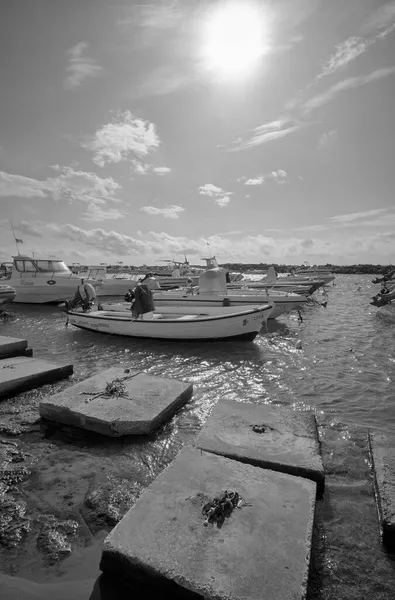 イタリア シチリア島 地中海 プンタ セッカ ラグーザ州 11月2021 港のモーターボート Editorial — ストック写真