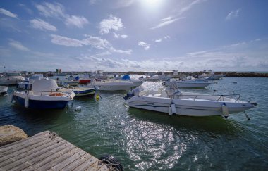 İtalya, Sicilya, Akdeniz, Punta Secca (Ragusa Eyaleti); 16 Kasım 2021, limanda motorlu tekne - EDITORIAL