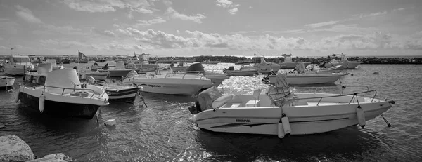 意大利 西西里 地中海 蓬塔塞卡 拉古萨省 2021年11月16日 港口内的汽艇 Editorial — 图库照片