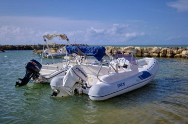 İtalya, Sicilya, Akdeniz, Punta Secca (Ragusa Eyaleti); 16 Kasım 2021, limanda motorlu tekne - EDITORIAL