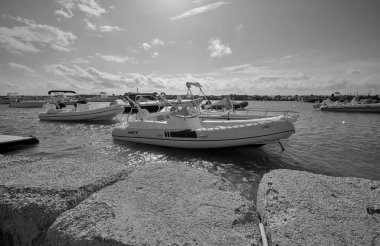 İtalya, Sicilya, Akdeniz, Punta Secca (Ragusa Eyaleti); 16 Kasım 2021, limanda motorlu tekne - EDITORIAL