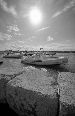 İtalya, Sicilya, Akdeniz, Punta Secca (Ragusa Eyaleti); 16 Kasım 2021, limanda motorlu tekne - EDITORIAL