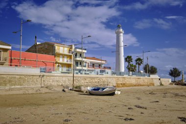 İtalya, Sicilya, Akdeniz, Punta Secca (Ragusa Eyaleti), sahildeki deniz feneri ve balıkçı tekneleri manzarası