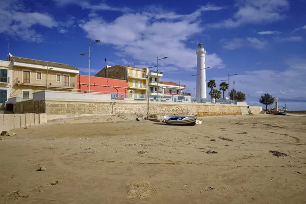 İtalya, Sicilya, Akdeniz, Punta Secca (Ragusa Eyaleti), sahildeki deniz feneri ve balıkçı tekneleri manzarası