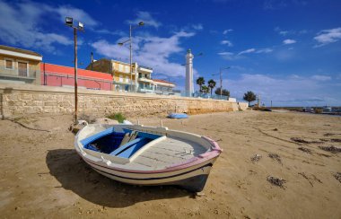 İtalya, Sicilya, Akdeniz, Punta Secca (Ragusa Eyaleti), sahildeki deniz feneri ve balıkçı tekneleri manzarası