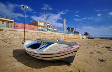İtalya, Sicilya, Akdeniz, Punta Secca (Ragusa Eyaleti), sahildeki deniz feneri ve balıkçı tekneleri manzarası