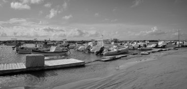 İtalya, Sicilya, Akdeniz, Punta Secca (Ragusa Eyaleti); 16 Kasım 2021, limanda motorlu tekne - EDITORIAL