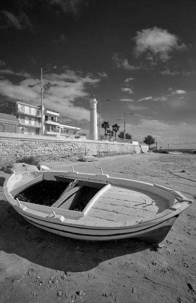 イタリア シチリア島 地中海 プンタ セッカ ラグーザ州 灯台とビーチに浮かぶ漁船の景色 — ストック写真