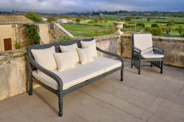 İtalya, Sicilya, Ragusa Eyaleti, kırsal bölge; zarif özel çiftlik evi, teras manzarası ve kırsal alan manzarası 