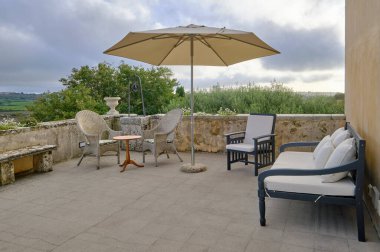 İtalya, Sicilya, Ragusa Eyaleti, kırsal bölge; zarif özel çiftlik evi, teras manzarası ve kırsal alan manzarası 