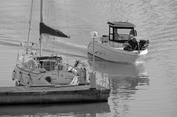 意大利 西西里 地中海 拉古萨海 拉古萨省 2021年11月20日 在港口驾驶汽艇和帆船的体育渔民 Editorial — 图库照片