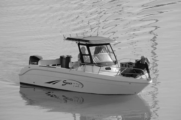 Italien Sicilien Medelhavet Marina Ragusa Ragusaprovinsen November 2021 Sportfiskare Motorbåt — Stockfoto