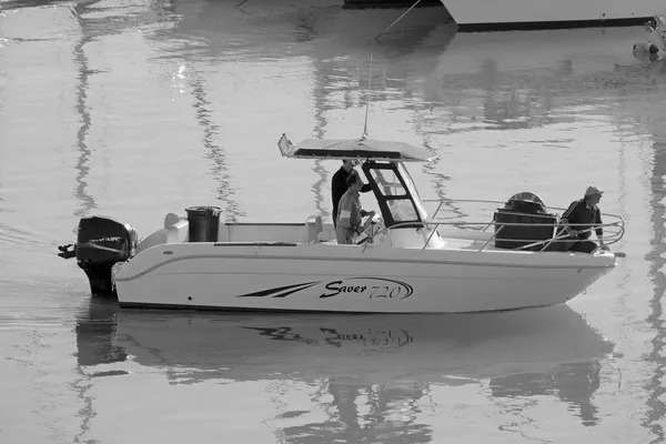 Italien Sicilien Medelhavet Marina Ragusa Ragusaprovinsen November 2021 Sportfiskare Motorbåt — Stockfoto