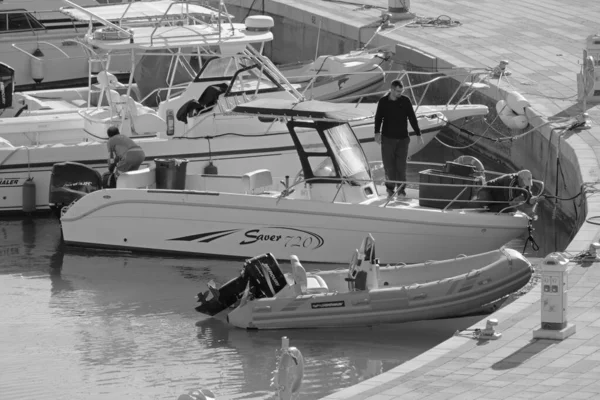 イタリア シチリア島 地中海 マリーナ ラグーザ ラグーザ州 11月2021 ポート内のモーターボート上のスポーツ漁師 Editorial — ストック写真