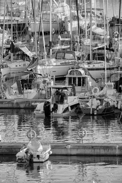 意大利 西西里 地中海 拉古萨港 拉古萨省 2021年11月20日 港口乘汽艇和豪华游艇的人 Editorial — 图库照片