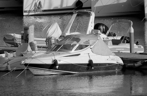 イタリア シチリア島 地中海 マリーナ ラグーザ ラグーザ州 11月2021 港のモーターボートや豪華ヨット 編集部 — ストック写真