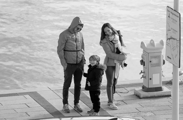 意大利西西里Marina Ragusa Ragusa省 港口一对年轻夫妇及其年幼儿子的肖像 — 图库照片