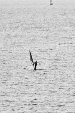 İtalya, Sicilya, Akdeniz, Sicilya Kanalı, denizdeki sörf tahtasındaki adam.