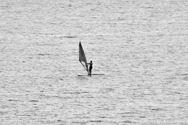 イタリア シチリア島 地中海 シチリア海峡 海のサーフボード上の男 — ストック写真