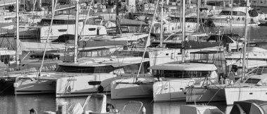 İtalya, Sicilya, Akdeniz, Marina di Ragusa (Ragusa Eyaleti); 21 Kasım 2021, limandaki insanlar ve lüks yatlar - EDITORIAL