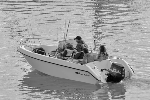 イタリア シチリア島 地中海 マリーナ ラグーザ ラグーザ州 11月2021 ポート内のモーターボート上のスポーツ漁師 — ストック写真