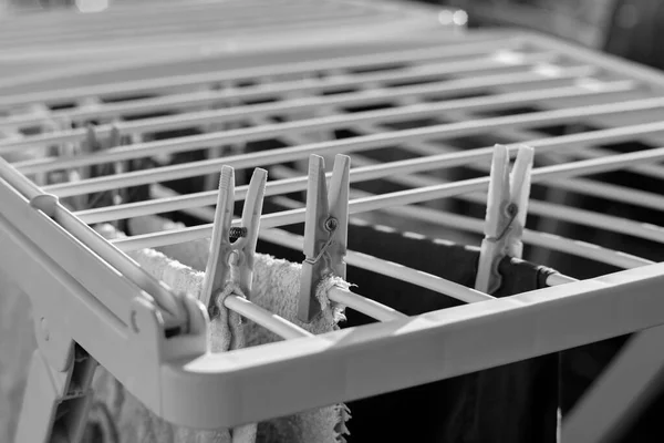Gewaschene Kleidung Auf Einem Wäscheständer — Stockfoto