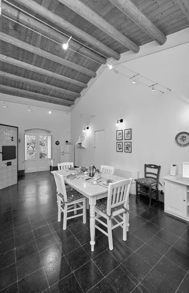 イタリア シチリア島 ラグーザ州 11月2021 エレガントなプライベートファームハウス テーブルの上に朝食とキッチンのビュー Editorial — ストック写真