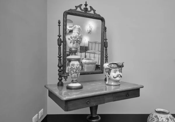 イタリア シチリア島 ラグーザ州 11月2021 エレガントなプライベートファームハウス ベッドルームでの古いミラーとセラミック像 Editorial — ストック写真