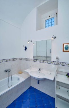 İtalya, Sicilya, Ragusa Eyaleti, kırsal kesim; 3 Kasım 2021, zarif özel çiftlik evi, banyo - EDITORIAL