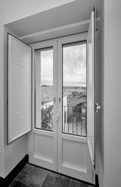 イタリア シチリア島 ラグーザ州 11月2021 エレガントなプライベートファームハウス ベッドルーム 中庭の窓 Editorial — ストック写真
