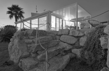 İtalya, Sicilya, Ragusa Eyaleti, kırsal kesim; 9 Ekim 2021, zarif özel ev, gün batımında bahçe ve veranda manzarası - EDITORIAL