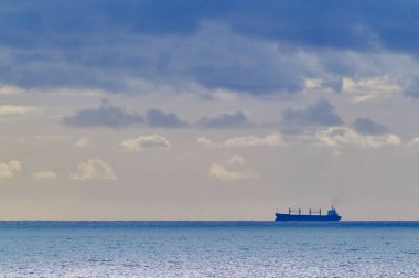 İtalya, Sicilya, Akdeniz, Sicilya Kanalı 'nda kargo gemisi