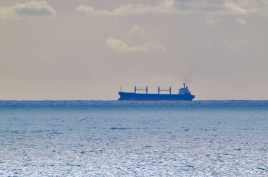 İtalya, Sicilya, Akdeniz, Sicilya Kanalı 'nda kargo gemisi