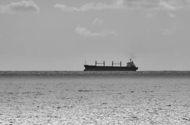 İtalya, Sicilya, Akdeniz, Sicilya Kanalı 'nda kargo gemisi