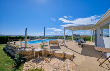 İtalya, Sicilya, Ragusa Eyaleti, kırsal kesim; 9 Ekim 2021, zarif özel ev, bahçedeki yüzme havuzu manzarası - EDITORIAL