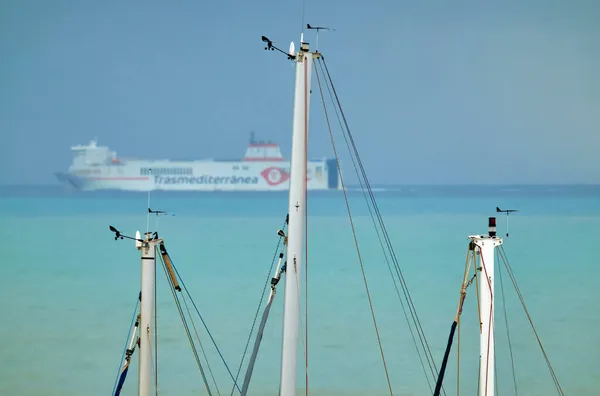 意大利 西西里 地中海 拉古萨海 拉古萨省 2021年12月3日 港口的帆船桅杆和后方的一艘船 Editorial — 图库照片