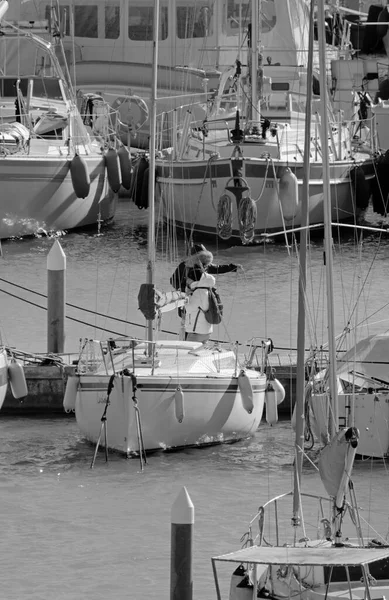 意大利 西西里 地中海 拉古萨海 拉古萨省 2021年12月4日 港口内的人员和帆船 Editorial — 图库照片