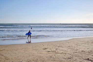 İtalya, Sicilya, Akdeniz, Marina di Ragusa (Ragusa Eyaleti); denizdeki sörfçüler  
