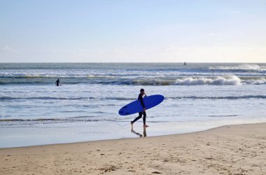 İtalya, Sicilya, Akdeniz, Marina di Ragusa (Ragusa Eyaleti); denizdeki sörfçüler 