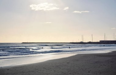 İtalya, Sicilya, Akdeniz, Marina di Ragusa (Ragusa Eyaleti); denizdeki sörfçüler 