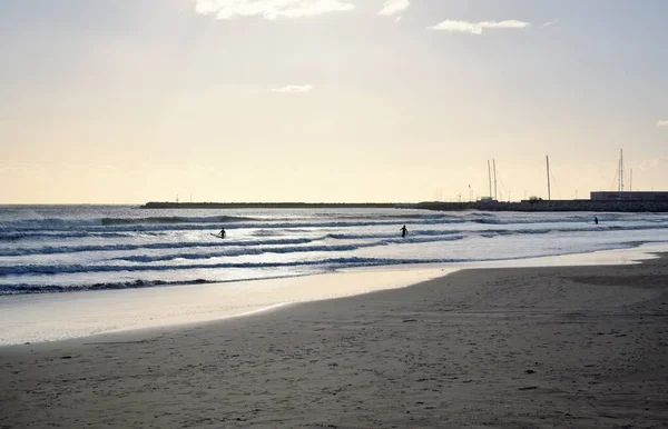 İtalya, Sicilya, Akdeniz, Marina di Ragusa (Ragusa Eyaleti); denizdeki sörfçüler 