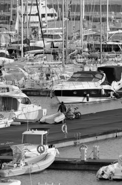 İtalya, Sicilya, Akdeniz, Marina di Ragusa (Ragusa Eyaleti); 6 Aralık 2021, limandaki insanlar, motorlu tekneler ve lüks yatlar - EDITORIAL