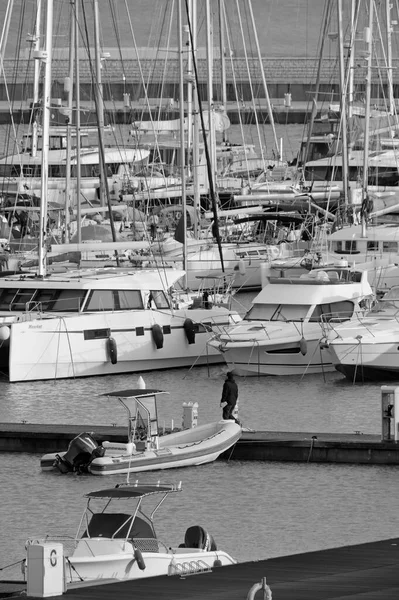 Italien Sicilien Medelhavet Marina Ragusa Ragusaprovinsen December 2021 Människor Motorbåtar — Stockfoto