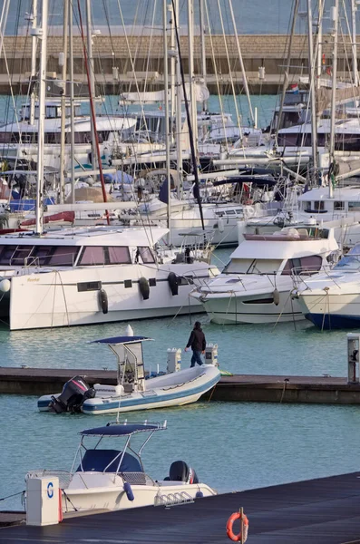 Italien Sicilien Medelhavet Marina Ragusa Ragusaprovinsen December 2021 Människor Motorbåtar — Stockfoto