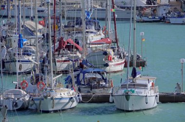 İtalya, Sicilya, Akdeniz, Marina di Ragusa (Ragusa ili); 7 Aralık 2021, limanda lüks yatlar - EDITORIAL