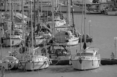 İtalya, Sicilya, Akdeniz, Marina di Ragusa (Ragusa ili); 7 Aralık 2021, limanda lüks yatlar - EDITORIAL