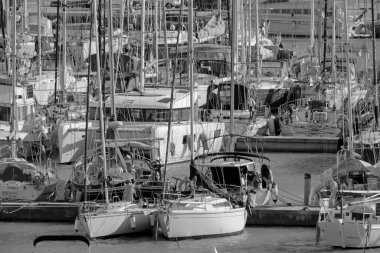İtalya, Sicilya, Akdeniz, Marina di Ragusa (Ragusa ili); 7 Aralık 2021, limanda lüks yatlar - EDITORIAL