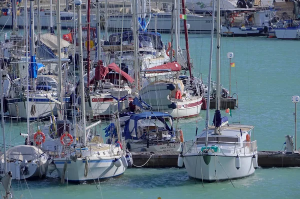 İtalya, Sicilya, Akdeniz, Marina di Ragusa (Ragusa ili); 7 Aralık 2021, limanda lüks yatlar - EDITORIAL